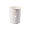 Die Plantaroma Duftlampe Lebensbaum ist ein weißer Keramik-Kerzenhalter mit geschnitztem Lebensbaum-Design, verschlungenen Ästen und Wurzeln und kreisförmigen Löchern. Perfekt als Porzellan-Duftlampe oder in eleganter Geschenkverpackung.