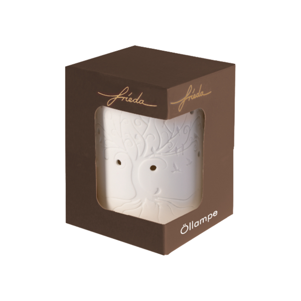 Die Plantaroma Duftlampe Lebensbaum, eine weiße Porzellanlampe mit Lebensbaummotiv, ist teilweise durch das Fenster der braunen Geschenkverpackung mit der Aufschrift "frieda" und "Öllampe" sichtbar. Die Verpackung zeigt die elegante Vorderseite der Lampe.