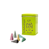 Eine quadratische grüne Dose mit der Aufschrift „Hildi mit Schultüte“ von Original Crottendorfer Räucherkerzen, auf der ein Cartoon-Frosch und der Text „Schulanfänger 2026“ zu sehen sind, ist neben sechs bunten, kegelförmigen Räucherkegeln zu sehen, die an eine Schultüte erinnern; alle sind auf einem weißen Hintergrund angeordnet.