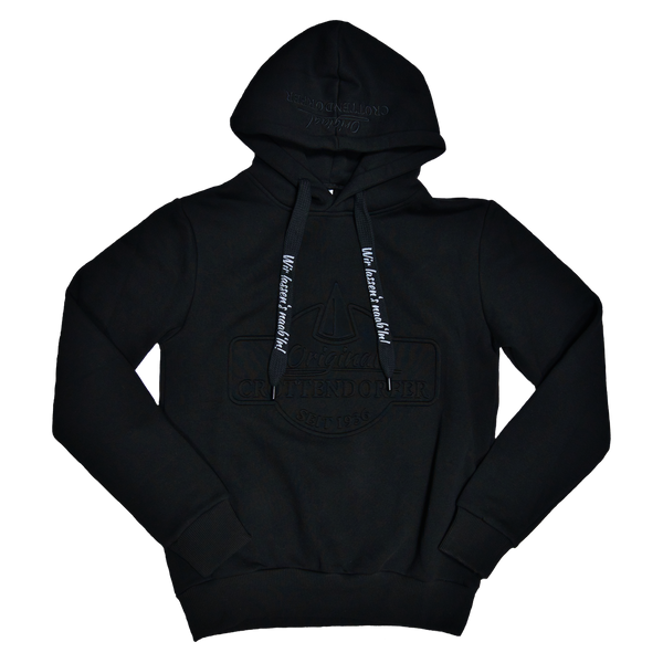 Der Kapuzenpullover „Crottendorfer Räucherkerzen“ von Original Crottendorfer sorgt mit seiner Kapuze mit Kordelzug und dem Textdruck auf der Brust für den perfekten Streetwear-Look. Er hat lange Ärmel und eine Fronttasche und bietet sowohl Stil als auch Funktionalität.