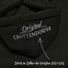 Nahaufnahme des Kapuzenpullovers „Crottendorfer Räucherkerzen“ von Original Crottendorfer in Schwarz mit weiß gesticktem „Original CROTTENDORFER“-Schriftzug. Silberner Stick für die Größen 2XL & 3XL; der Pfeil zeigt auf die klassische Stickerei im Streetwear-Stil.