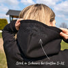 Draußen hebt eine Person in einem schwarzen Kapuzenpullover mit Crottendorfer Räucherkerzen (Original Crottendorfer) die Kapuze hoch und zeigt den gestickten Schriftzug „Original Crottendorfer“. Ein Pfeil und deutscher Text heben den exklusiven Hoodie in S-XL hervor.