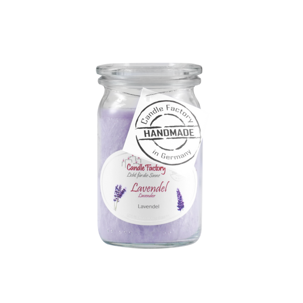 Die Duftkerze/Windlicht "Lavendel" Baby-Jumbo von Candle Factory überzeugt mit violettem Wachs, Lavendel-Designs und einem "Candle Factory Handmade in Germany" Anhänger am Glas.