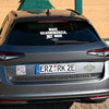 Ein silbernes Auto mit einem originalen Crottendorfer Heckscheibenaufkleber, auf dem „Make Raacherkerzln, not war!“ steht. Das Kennzeichen lautet ERZ RK 2E, und auf der Stoßstange ist eine Website aufgedruckt – ein Hinweis auf die Erzgebirgstradition und die beliebten Räucherkerzen.