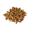 Ein kleiner Haufen granuliertem, bräunlich-gelbem Myrrhe in der Schraubdeckeldose von Original Crottendorfer Räucherkerzen vor einem schlichten weißen Hintergrund.