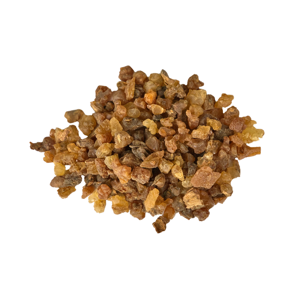 Ein kleiner Haufen granuliertem, bräunlich-gelbem Myrrhe in der Schraubdeckeldose von Original Crottendorfer Räucherkerzen vor einem schlichten weißen Hintergrund.