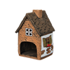 Ein kleines, braunes, hausförmiges Räucherhaus aus Keramik von Original Crottendorfer in der Ausführung „Bauernhaus mit Balkon“, liebevoll gefertigt, mit einem strukturierten Dach, einem offenen Eingang sowie einem bemalten Fenster mit grünen Fensterläden und roten Blumen an einer weißen Wand.