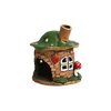 Das Räucherhaus „Waldromance“ aus Keramik von Original Crottendorfer ist liebevoll gefertigt und besticht durch sein verspieltes Design: Ein märchenhaftes, kleines Haus mit grünem Dach, detailreichen Herz- und Fensterverzierungen, einem roten Pilz neben der Tür sowie einem schiefen Schornstein auf dem Dach. Das dekorative Räucherhaus verbreitet eine zauberhafte und gemütliche Atmosphäre.