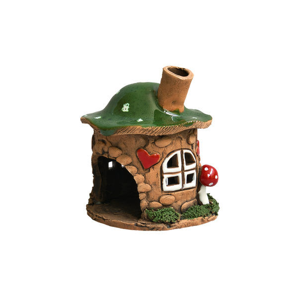 Das Räucherhaus „Waldromance“ aus Keramik von Original Crottendorfer ist liebevoll gefertigt und besticht durch sein verspieltes Design: Ein märchenhaftes, kleines Haus mit grünem Dach, detailreichen Herz- und Fensterverzierungen, einem roten Pilz neben der Tür sowie einem schiefen Schornstein auf dem Dach. Das dekorative Räucherhaus verbreitet eine zauberhafte und gemütliche Atmosphäre.