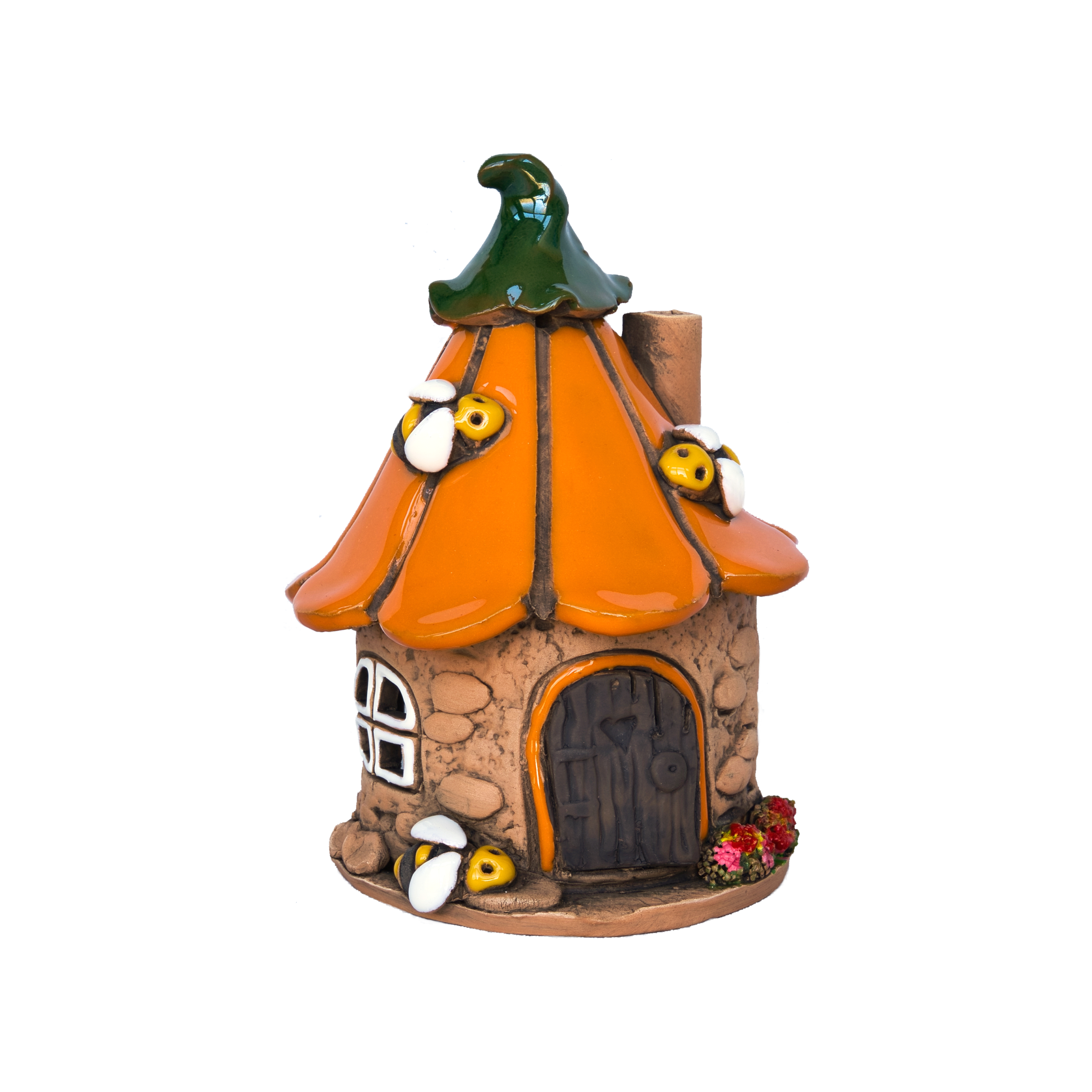 Ein verspieltes Räucherhaus-Keramik-Bienenhaus von Original Crottendorfer mit orangefarbenem Dach, Bienenverzierungen, einem kleinen Fenster, einer Holztür und roten Blumen am Sockel – liebevoll gefertigt und vor weißem Hintergrund präsentiert.