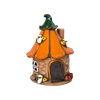 Ein verspieltes Räucherhaus-Keramik-Bienenhaus von Original Crottendorfer mit orangefarbenem Dach, Bienenverzierungen, einem kleinen Fenster, einer Holztür und roten Blumen am Sockel – liebevoll gefertigt und vor weißem Hintergrund präsentiert.
