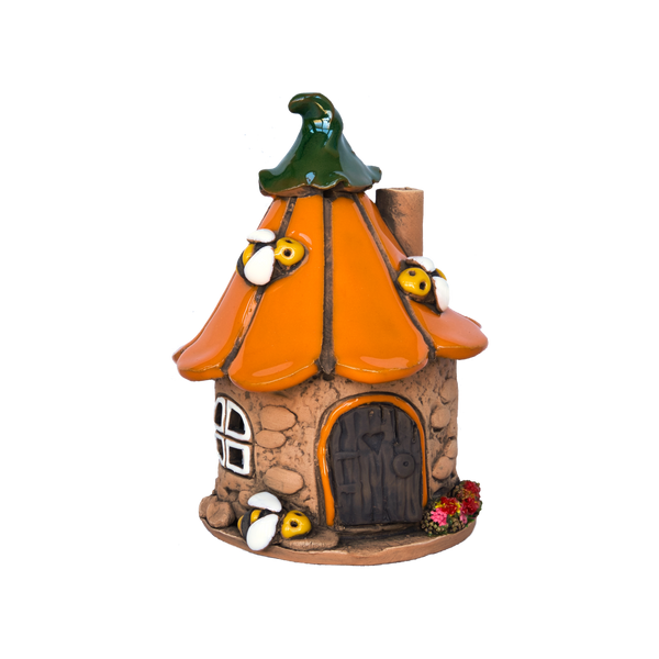 Ein verspieltes Räucherhaus-Keramik-Bienenhaus von Original Crottendorfer mit orangefarbenem Dach, Bienenverzierungen, einem kleinen Fenster, einer Holztür und roten Blumen am Sockel – liebevoll gefertigt und vor weißem Hintergrund präsentiert.