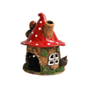 Das verspielte Räucherhaus aus Keramik von Original Crottendorfer, das „Räucherhaus Keramik Eichelhaus“, besticht durch sein bezauberndes Design in Form einer Eichel mit detailreich gestalteten Fenstern, Türen und einem Schornstein. Vor einem schlichten weißen Hintergrund ist dieses Stück aus limitierter Auflage ideal, um Ihrer Einrichtung märchenhaften Zauber zu verleihen.