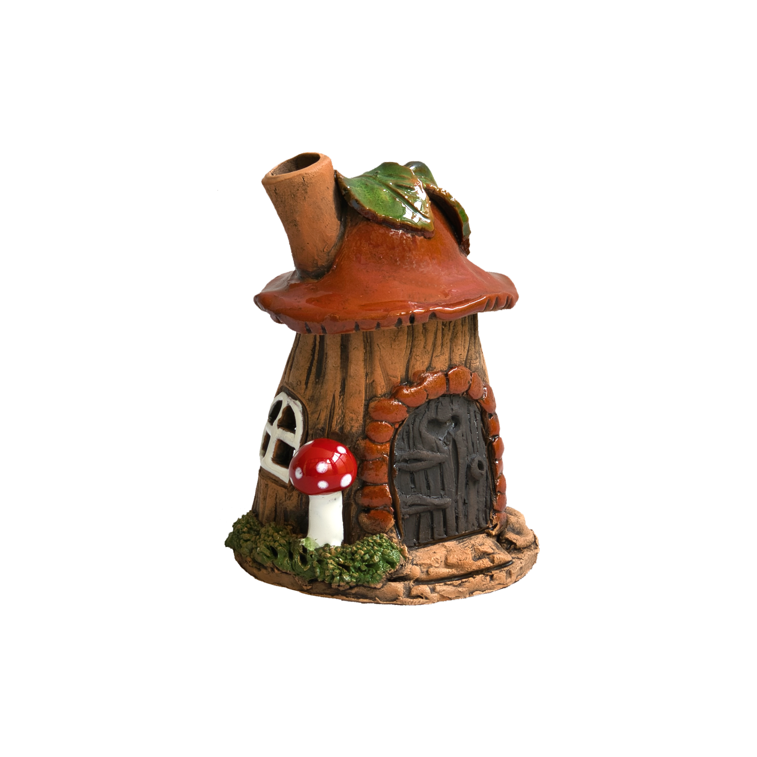 Ein kleines, verspieltes Räucherhaus „Keramik Blattpilzhaus“ von Original Crottendorfer, geformt wie ein Baum mit einem roten Pilzdach, einem winzigen Fenster, einer Eingangstür und einem rot-weißen Pilz neben dem Eingang. Dieses bezaubernde Deko-Haus ist in 3 Farben erhältlich, verleiht Ihrer Einrichtung einen Hauch von Magie und sieht auf einem Messingteller wunderschön aus.