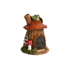 Ein kleines, verspieltes Räucherhaus „Keramik Blattpilzhaus“ von Original Crottendorfer, geformt wie ein Baum mit einem roten Pilzdach, einem winzigen Fenster, einer Eingangstür und einem rot-weißen Pilz neben dem Eingang. Dieses bezaubernde Deko-Haus ist in 3 Farben erhältlich, verleiht Ihrer Einrichtung einen Hauch von Magie und sieht auf einem Messingteller wunderschön aus.