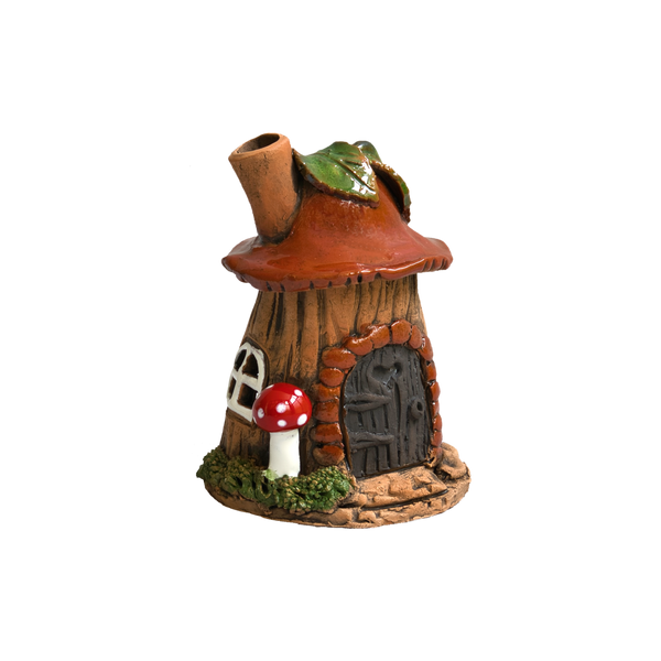 Ein kleines, verspieltes Räucherhaus „Keramik Blattpilzhaus“ von Original Crottendorfer, geformt wie ein Baum mit einem roten Pilzdach, einem winzigen Fenster, einer Eingangstür und einem rot-weißen Pilz neben dem Eingang. Dieses bezaubernde Deko-Haus ist in 3 Farben erhältlich, verleiht Ihrer Einrichtung einen Hauch von Magie und sieht auf einem Messingteller wunderschön aus.