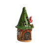 Das Räucherhaus „Keramik Minizipfelhaus“ von Original Crottendorfer, liebevoll gefertigt, besticht durch sein grünes, kegelförmiges Dach, eine braune Tür, weiße Fenster und einen kleinen rot-weißen Pilz als Verzierung an der Seite. Dieses Räucherhaus aus Keramik ist ideal, um Ihrem Zuhause einen märchenhaften Akzent zu verleihen – besonders bezaubernd wirkt es auf einem Messingteller arrangiert.