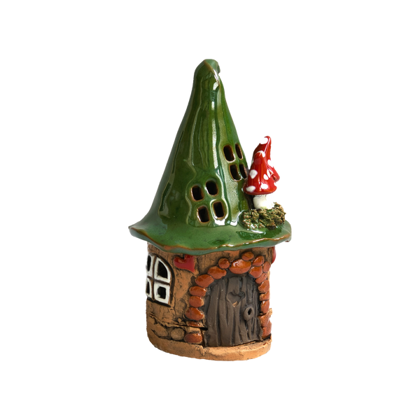 Das Räucherhaus „Keramik Minizipfelhaus“ von Original Crottendorfer, liebevoll gefertigt, besticht durch sein grünes, kegelförmiges Dach, eine braune Tür, weiße Fenster und einen kleinen rot-weißen Pilz als Verzierung an der Seite. Dieses Räucherhaus aus Keramik ist ideal, um Ihrem Zuhause einen märchenhaften Akzent zu verleihen – besonders bezaubernd wirkt es auf einem Messingteller arrangiert.