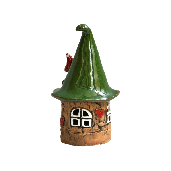 Ein kleines, verspieltes „Räucherhaus“-Keramik-Minizipfelhaus von Original Crottendorfer, liebevoll gefertigt, mit einem hohen grünen Spitzdach, Wänden in Steinstruktur, weißen Fenstern und bezaubernden roten Herzverzierungen.