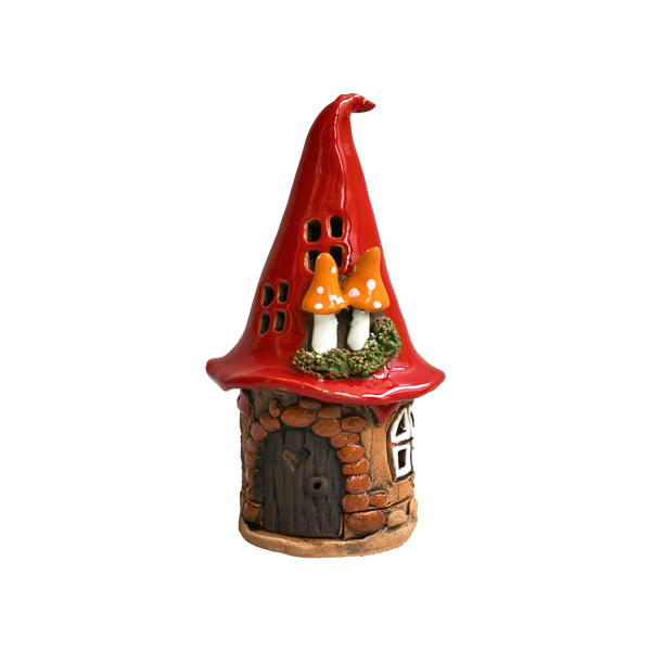Ein verspieltes „Räucherhaus“-Keramik-Minizipfelhaus von Original Crottendorfer, liebevoll gefertigt, mit einem hohen roten Dach, kleinen Fenstern, einer Holztür und zwei orangefarbenen Pilzen, die aus dem Dach wachsen.
