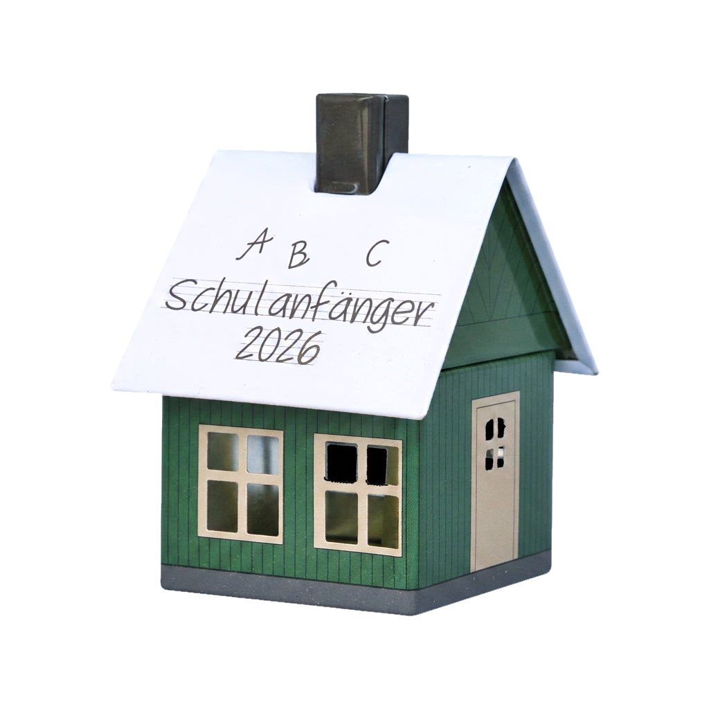 Ein kleines grünes „Räucherhäuschen Schulanfänger 2026“ von Original Crottendorfer mit weißem Dach, auf dem mit schwarzem Filzstift „A B C Schulanfänger 2026“ geschrieben steht.