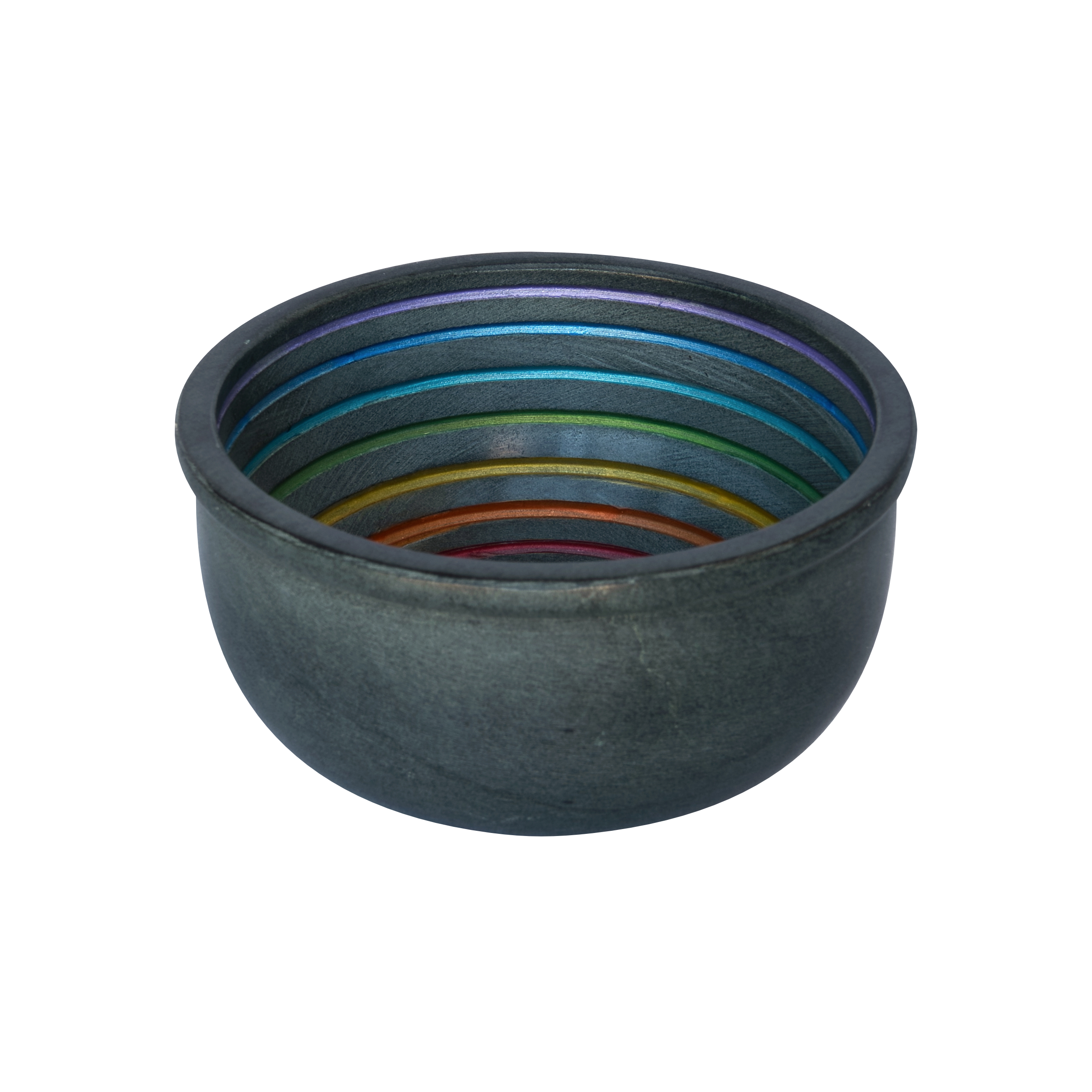 Die Plantaroma Räucherschale Jannis ist eine dunkle, runde Räucherschale mit einer matten Außenseite und einer glatten Innenseite, die mit regenbogenfarbenen konzentrischen Ringen verziert ist, die auf einem schlichten weißen Hintergrund dargestellt sind.