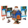 Das Original Crottendorfer Räucherhaus aus Keramik inkl. 3 Packungen Räucherkerzen besticht durch ein blaues Dach mit verschneiten Details und wird mit drei verschiedenen Räucherkerzenpackungen geliefert – ideal für festliche Weihnachtsdekoration vor weißem Hintergrund.