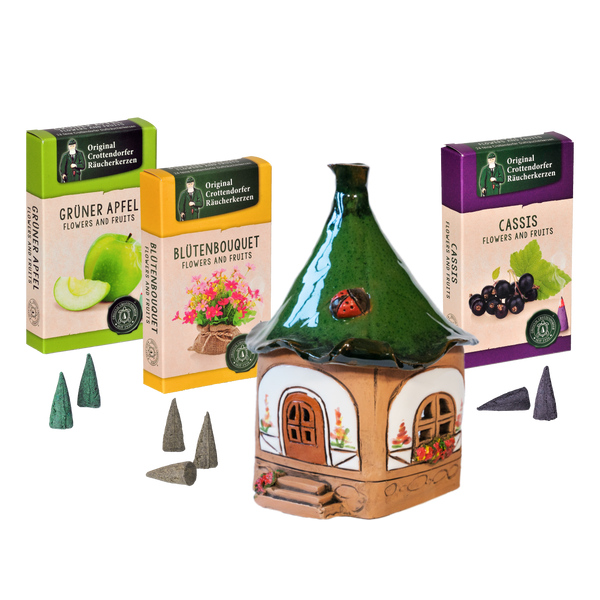 Das Original Crottendorfer Räucherhaus aus Keramik, inklusive 3 Packungen Räucherkerzen, ist eine schöne Weihnachtsdekoration, verziert mit Blumen- und Fruchtmotiven und Düften wie Grüner Apfel, Blütenbouquet und Cassis.