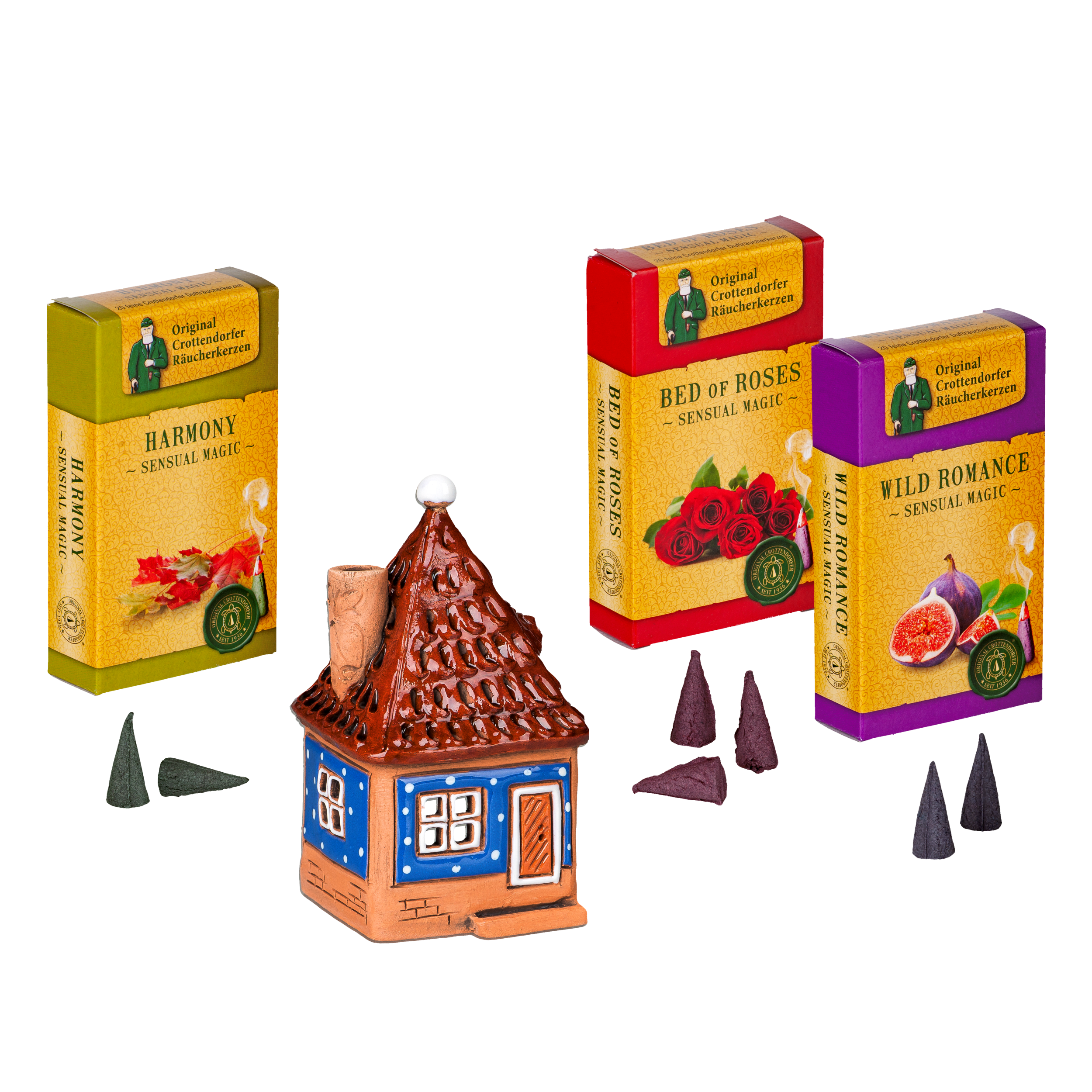 Drei farbenfrohe Original-Crottendorfer-Räucherstäbchenpackungen und ein Räucherhaus aus Keramik stehen auf weißem Hintergrund mit kegelförmigen Räucherstäbchen – Räucherhaus aus Keramik inkl. 3 Packungen Räucherstäbchen, ideal für festliche Weihnachtsdekoration.
