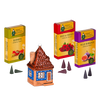 Drei farbenfrohe Original-Crottendorfer-Räucherstäbchenpackungen und ein Räucherhaus aus Keramik stehen auf weißem Hintergrund mit kegelförmigen Räucherstäbchen – Räucherhaus aus Keramik inkl. 3 Packungen Räucherstäbchen, ideal für festliche Weihnachtsdekoration.