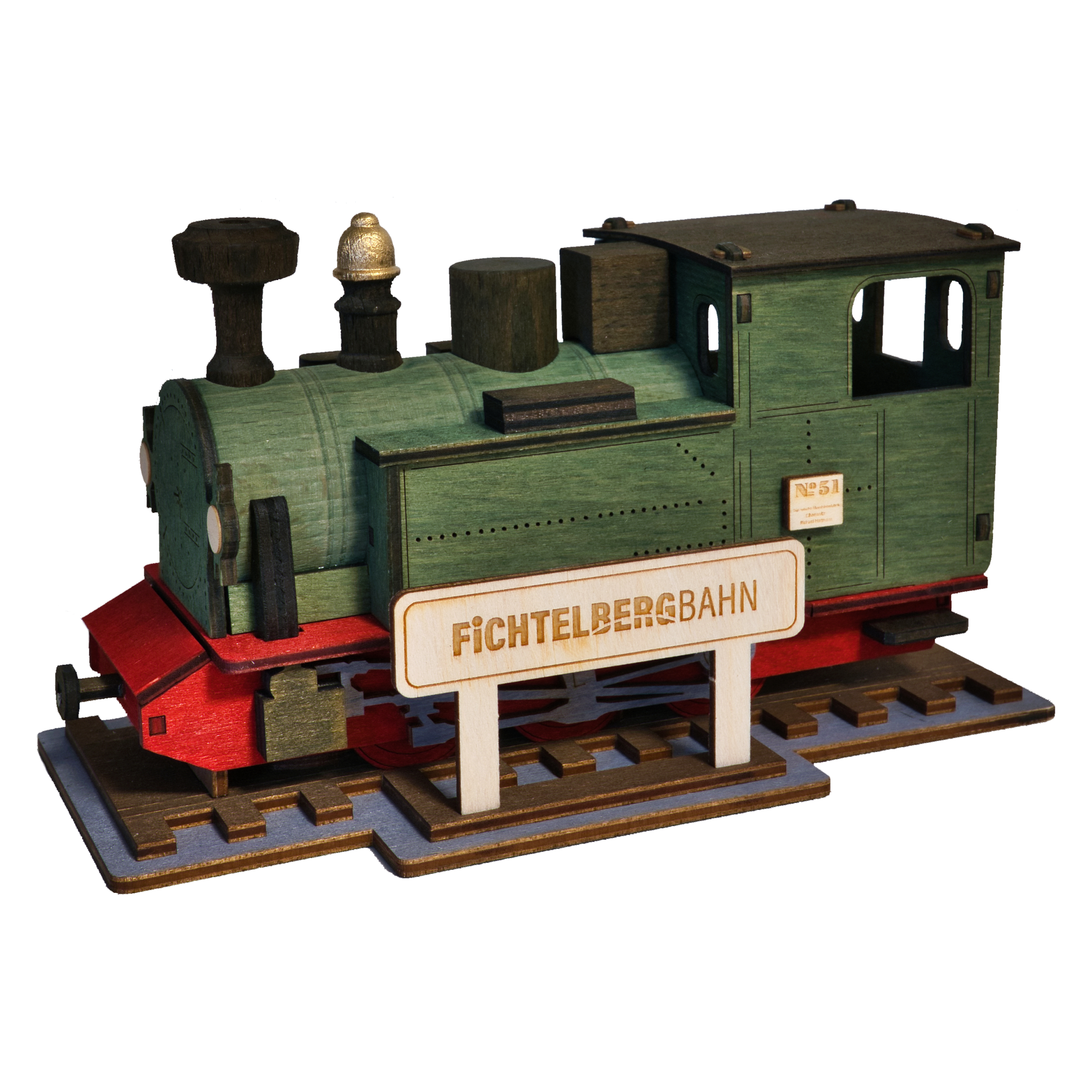 Die Räucherlok Fichtelbergbahn grün von Lenk & Sohn ist eine kleine, grüne Modelleisenbahnlok mit roten Akzenten und einem kastenförmigen, alten Stil - perfekt für Dampflok-Abenteuer. Sie steht auf kurzen Gleisen neben einem Fichtelbergbahn-Schild.