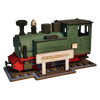 Die Räucherlok Fichtelbergbahn grün von Lenk & Sohn ist eine kleine, grüne Modelleisenbahnlok mit roten Akzenten und einem kastenförmigen, alten Stil - perfekt für Dampflok-Abenteuer. Sie steht auf kurzen Gleisen neben einem Fichtelbergbahn-Schild.