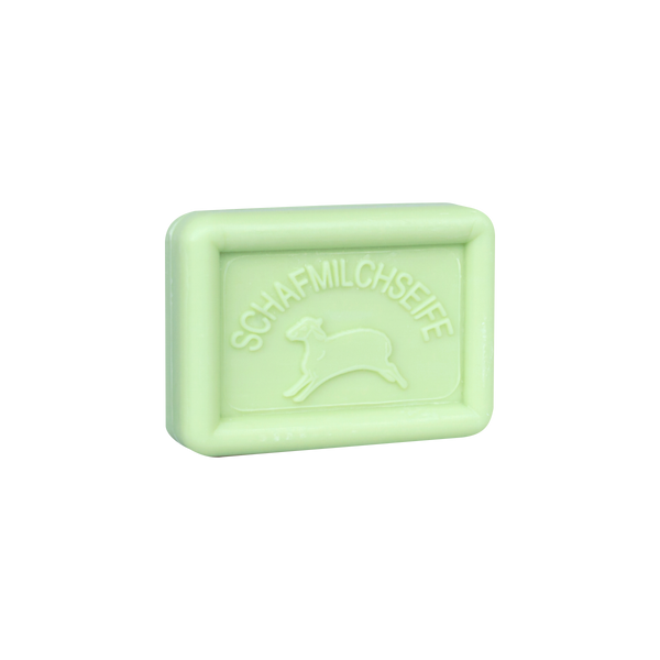 Ein hellgrüner, rechteckiger Barren der Ovis Schafmilchseife Mojito - Minze, geprägt mit "SCHAFMILCHSEIFE" und dem Bild eines Schafes, dargestellt auf einem schlichten weißen Hintergrund.