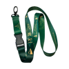 Das grüne Schlüsselband "90 Jahre Original Crottendorfer 1936-2026" von Original Crottendorfer besteht aus Satin mit goldener Schrift, Grafiken, Figur und Zahl, sowie schwarzem Clip und Steckverschluss.