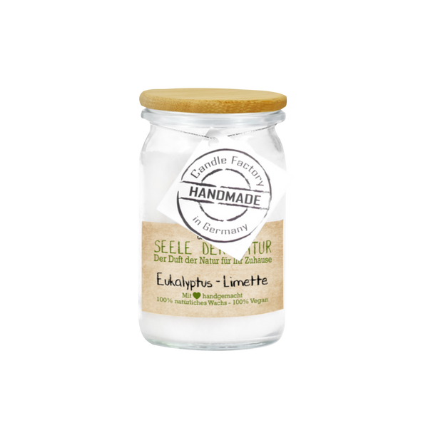 Die Candle Factory Duftkerze "Seele der Natur - Eukalyptus-Limette" Baby-Jumbo ist eine vegane Glaskerze mit Holzdeckel, handgefertigt in Deutschland aus 100% natürlichem Pflanzenwachs für frischen Duft. Das Wachs erscheint weiß.