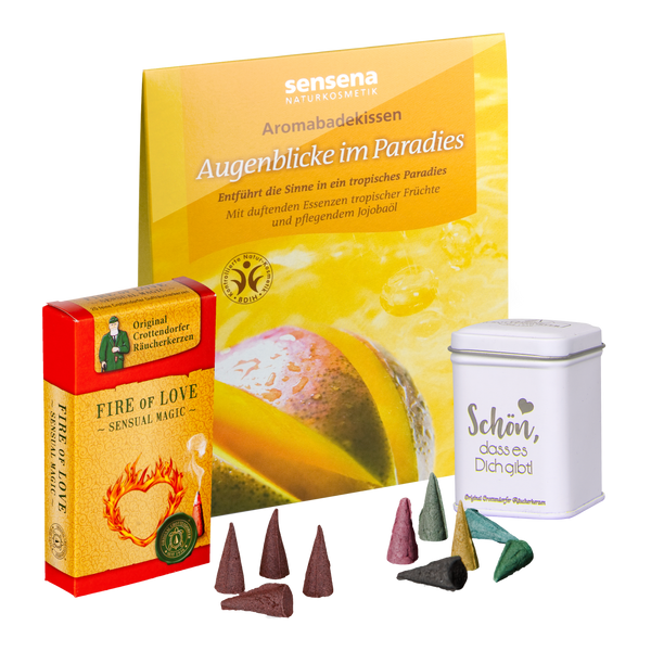Das Geschenkset „Augenblicke der Liebe“ von Original Crottendorfer besteht aus einem Aromabadekissen, einer roten Fire of Love-Box mit Räucherkerzen, einer weißen Dose und bunten Räucherkegeln – perfekt für Ihr Naturkosmetik-inspiriertes Ritual.