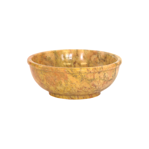 Die Specksteinschale mittel von Plantaroma, eine runde und flache Marmorschale, zeigt mit ihrem warmen gelb-braunen Sprenkelmuster auf schlichtem weißen Hintergrund die traditionelle Stein-Handwerkskunst.