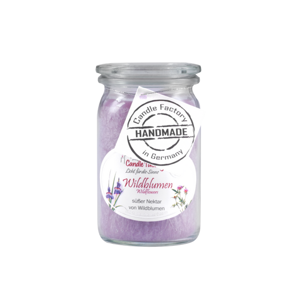 Die Candle Factory Duftkerze/Windlicht "Wildblumen" Baby-Jumbo zeichnet sich durch blassviolettes Wachs, Wildblumen-Illustrationen und Etiketten mit der Aufschrift "Handmade in Germany" aus und duftet nach süßem Nektar.