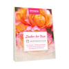 Das Aromabadekissen „Zauber der Rose“ von Candle Factory präsentiert sich in einer floralen Verpackung mit leuchtenden Rosenblüten, Rosenduftnoten und ist als Aromabadekissen mit Rosenessenz und Macadamiaöl gekennzeichnet. Es enthält vegane und natürliche Produktsymbole.