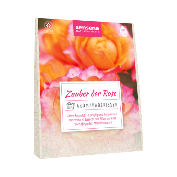 Das Aromabadekissen „Zauber der Rose“ von Candle Factory präsentiert sich in einer floralen Verpackung mit leuchtenden Rosenblüten, Rosenduftnoten und ist als Aromabadekissen mit Rosenessenz und Macadamiaöl gekennzeichnet. Es enthält vegane und natürliche Produktsymbole.