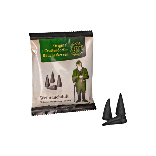 Die Räucherkerzen Probierpackung Weihrauch von Original Crottendorfer Räucherkerzen zeigt auf der Packung einen traditionell gekleideten Mann, daneben sind drei dunkle Zapfen abgebildet, die einen angenehmen Weihrauchduft verströmen.