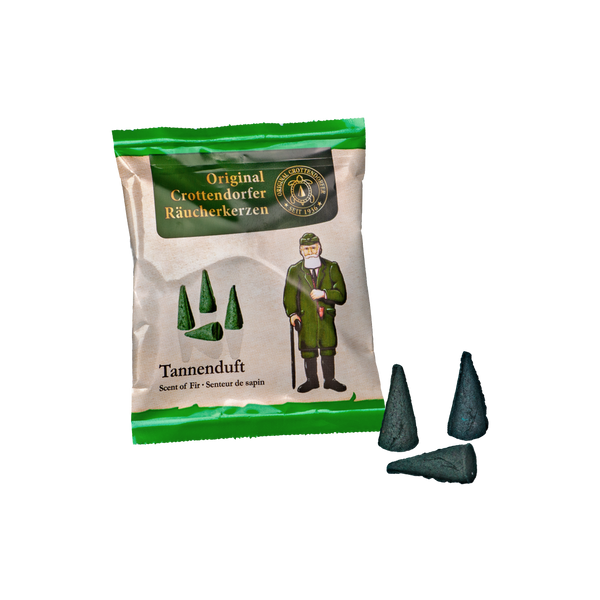 Die grün-beige Verpackung mit der Aufschrift „Räucherkerzen Probierpackung Tannenduft“ von Original Crottendorfer Räucherkerzen zeigt eine traditionelle Figurenillustration mit drei kegelförmigen Räucherstücken und hebt den „Duft der Tanne“ hervor.