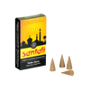 Eine schwarz-gelbe Schachtel Räucherkerzen Pfeffer Zitrus von Original Crottendorfer Räucherkerzen zeigt die Silhouette eines orientalischen Basars. Drei hellbraune Zapfen neben der Schachtel verströmen Düfte, die Sie auf exotische Märkte entführen.