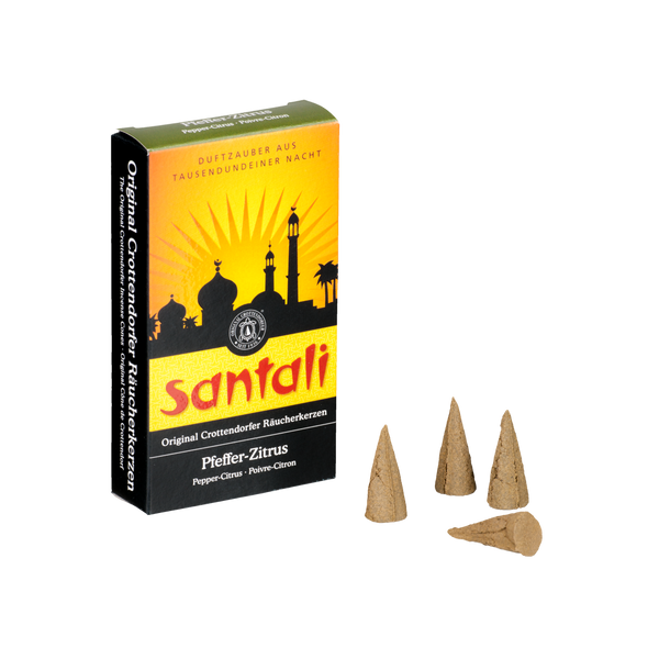 Eine schwarz-gelbe Schachtel Räucherkerzen Pfeffer Zitrus von Original Crottendorfer Räucherkerzen zeigt die Silhouette eines orientalischen Basars. Drei hellbraune Zapfen neben der Schachtel verströmen Düfte, die Sie auf exotische Märkte entführen.