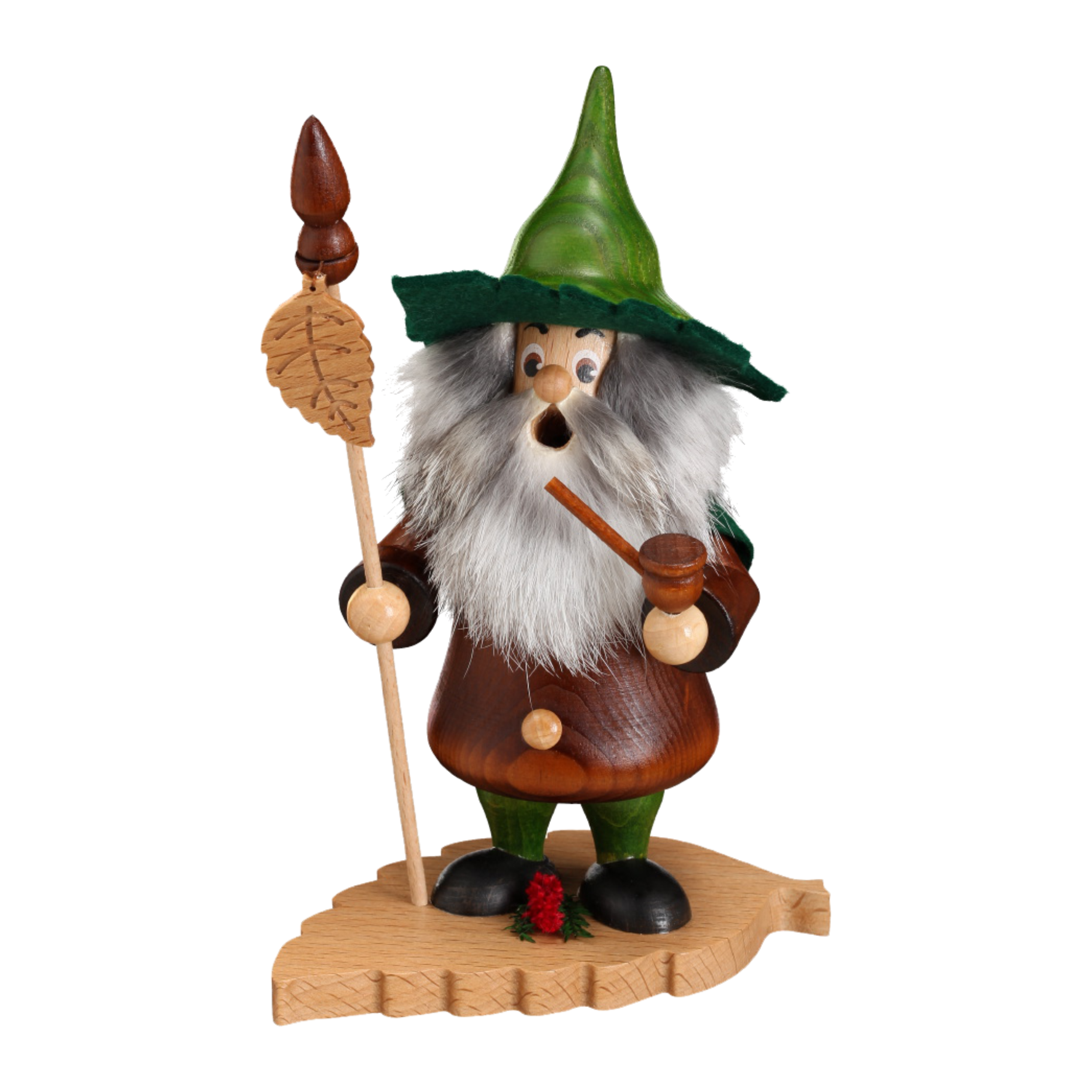 Das Blattwichtel Buchenblatt von DWU Drechselwerkstatt Uhlig ist eine Räuchermann-Figur aus Holz, die einen skurrilen bärtigen Mann aus dem Erzgebirge darstellt, der einen grünen Hut trägt. Er hält einen mit Blättern verzierten Stab und eine Pfeife und steht auf einem blattförmigen Sockel mit traditioneller roter Volkskunstdekoration.