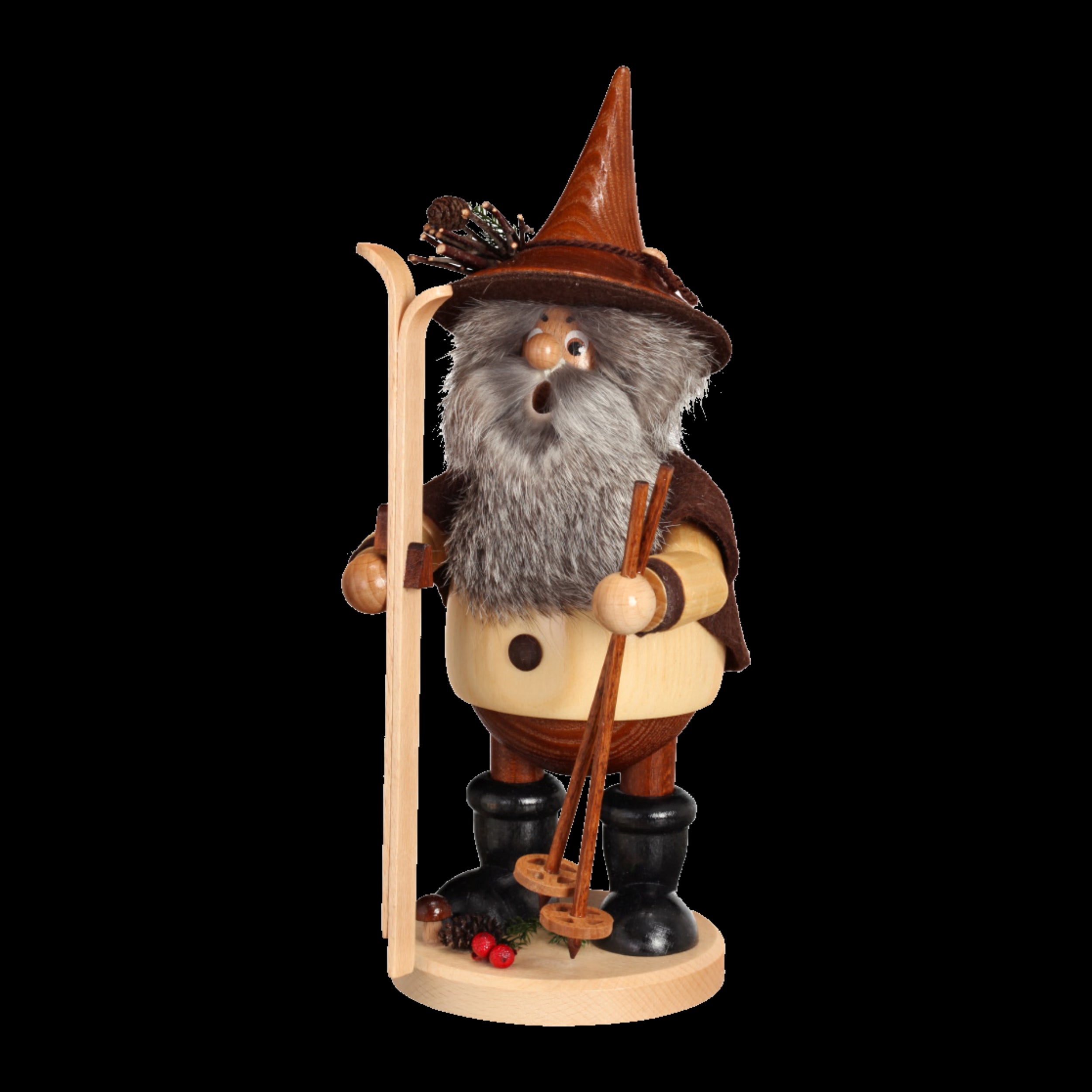 Der Wichtel Skifahrer von DWU Drechselwerkstatt Uhlig ist eine Räuchermann-Figur aus Holz, die einen bärtigen Mann mit Skiern und Stöcken darstellt, der einen spitzen Hut und einen Umhang trägt. Er steht auf einem runden Sockel mit Tannenzapfen und Beeren und zeigt den traditionellen Erzgebirge-Stil mit detaillierten Merkmalen.