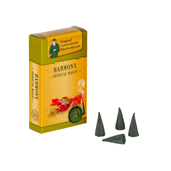 Die Räucherkerzen Harmonie Sinnenzauber von Original Crottendorfer Räucherkerzen kommen in einer Herbstlaub-Dose und duften holzig-rauchig. Auf weißem Untergrund sind vier schwarze Kegel abgebildet.