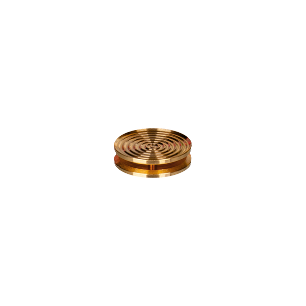 Ein rundes, goldenes Spiralsymbol, ähnlich dem Räucherteller aus Messing der Original Crottendorfer Räucherkerzen, befindet sich zentriert auf einem schlichten schwarzen Hintergrund. Die konzentrischen Kreise der filigranen Metallscheibe bilden ein elegantes Spiralmuster.