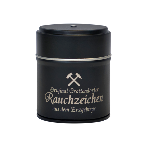 Für ein herrliches Räuchervergnügen sorgt eine Blechdose „Räucherfass Erzgebirgische Sprüche“ von Original Crottendorfer Räucherkerzen mit gekreuztem Hämmerlogo.