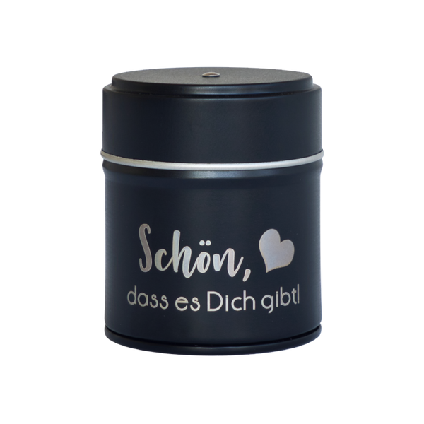 Die Räucherfass-Sprüche von Original Crottendorfer Räucherkerzen sind ein schicker schwarzer Behälter mit silbernem Deckel und der Aufschrift „Schön, dass es Dich gibt!“. in Weiß und einem zarten Herzen. Ideal, um Ihr Räucherkerzenhalter-Display mit Eleganz aufzuwerten.